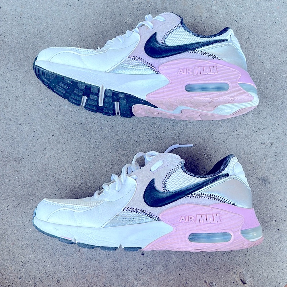 Women’s air max size 9 1/2 color is white and light pink